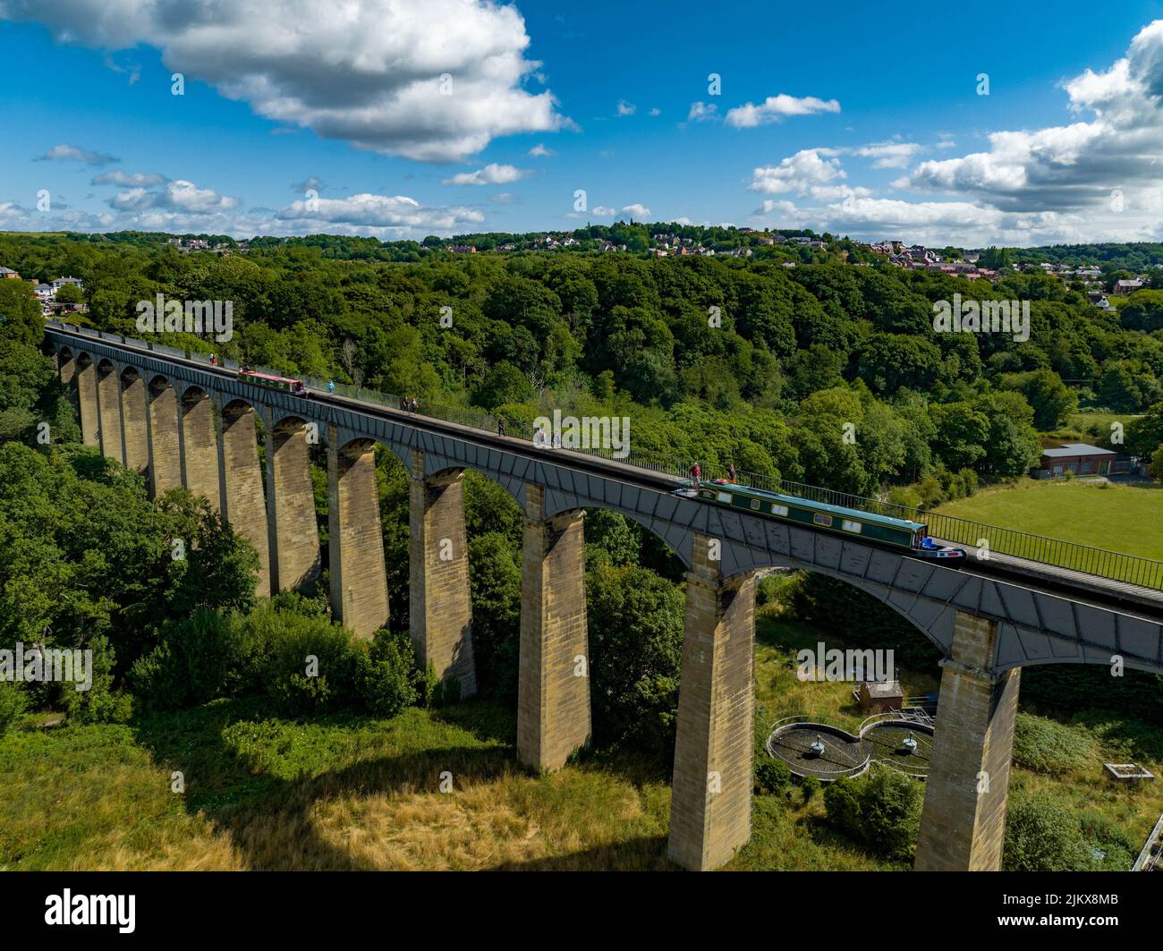 Kanalboote überqueren Pontcysyllte Aquädukt Luftaufnahme an einem sehr geschäftigen Morgen in Wales, UK Drohne, aus der Luft, Birds Eye View, Llangollen, Trevor Stockfoto