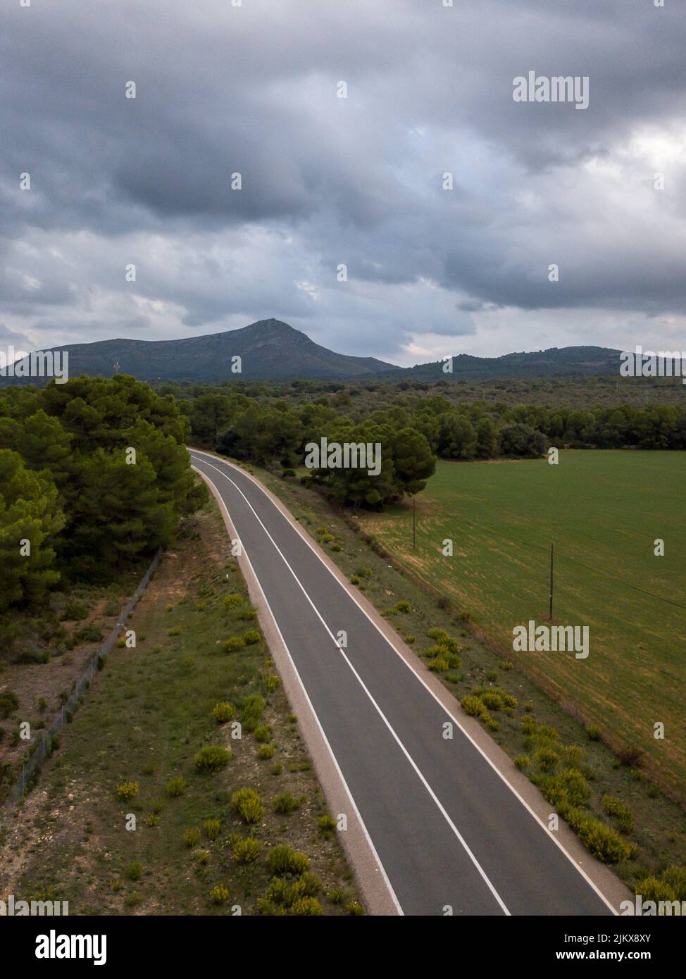 Luftaufnahme über leere Straße auf der Insel Mallorca in Spanien. Keine Verkehrsstraße auf Mallorca in Spanien. Stockfoto