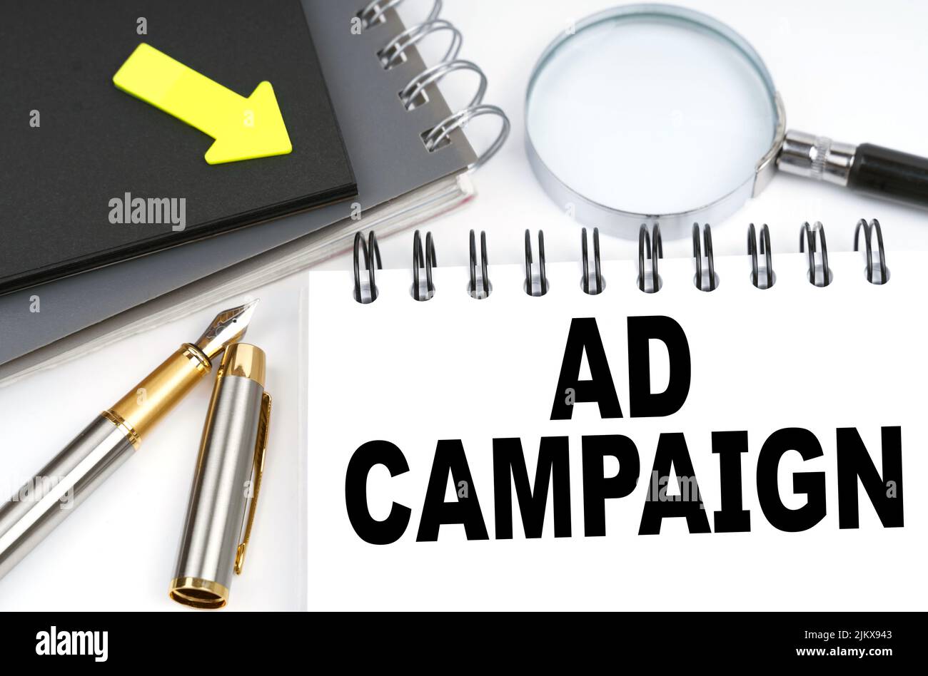 Geschäfts- und Finanzkonzept. Auf dem Tisch sind ein Stift und ein Notizbuch mit den Aufschriften - AD-KAMPAGNE Stockfoto