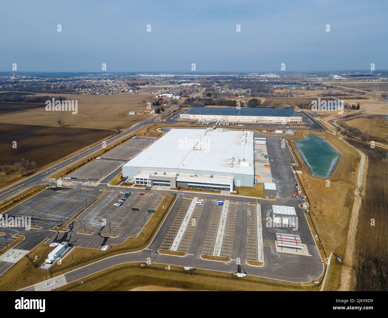 Eine Luftaufnahme eines Industriegebiets auf blauem Himmel Stockfoto