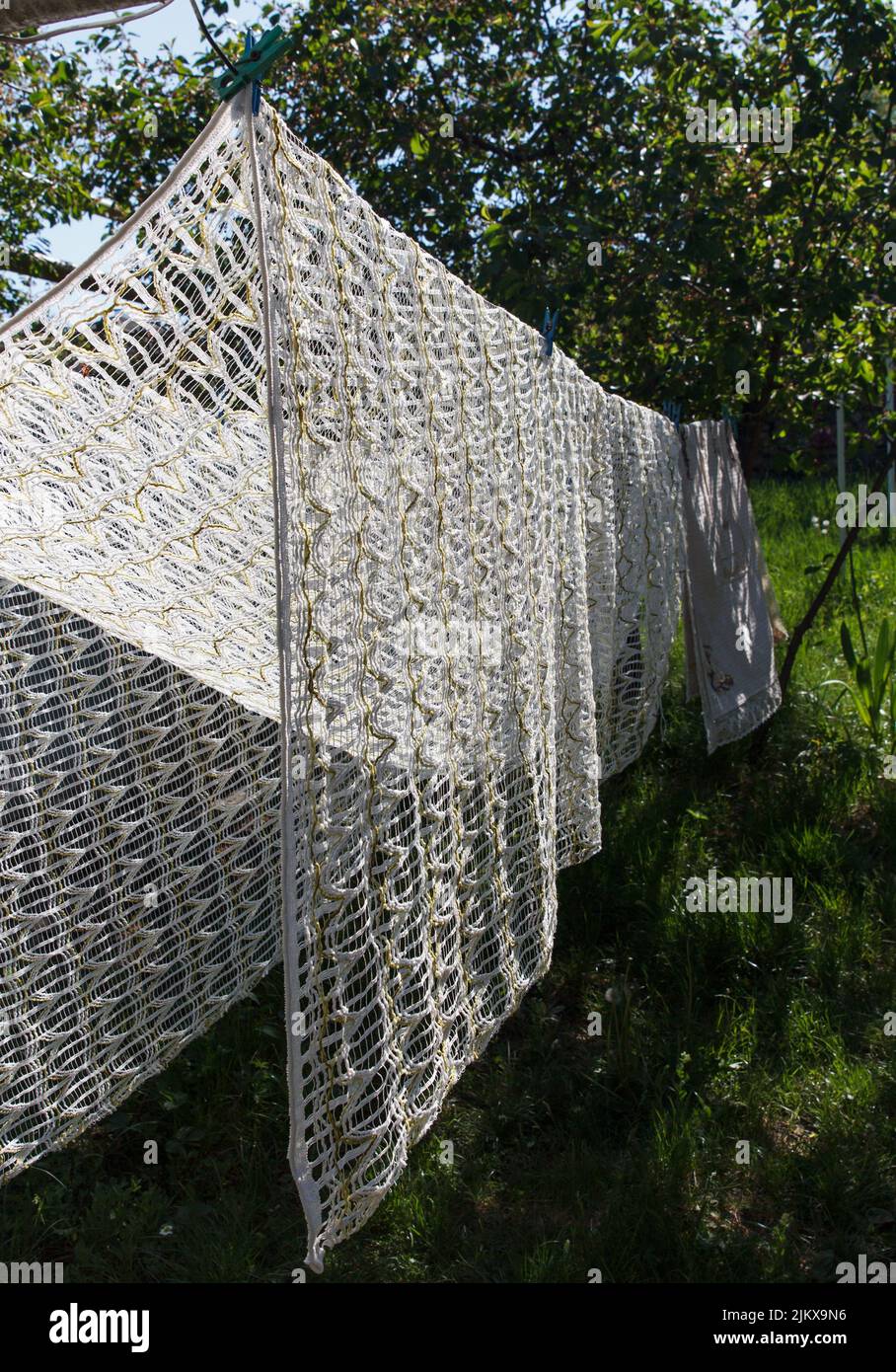 Vorhänge und Dinge trocknen nach dem Waschen im Sommer bei sonnigem und windigem Wetter Stockfoto
