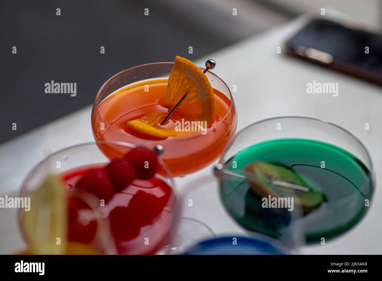 Bunte Cocktails in Gläsern mit Obst und Beeren Stockfoto