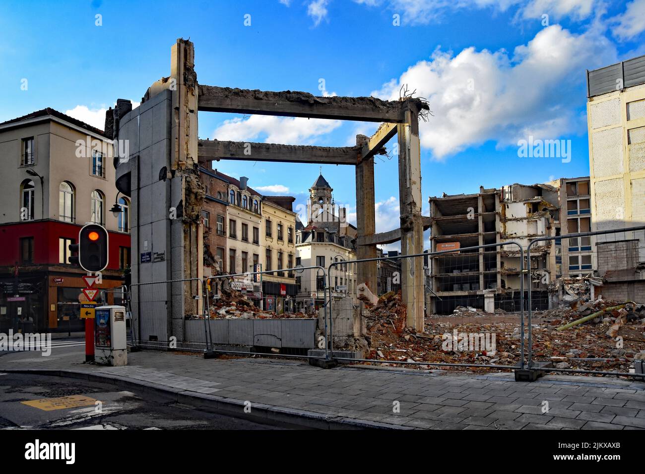 Im Europaviertel zahlen junge Menschen, die in der Europäischen Union arbeiten, in Belgien keine Einkommenssteuer. Das treibt die Preise für die Bürger in die Höhe. Junge Menschen amüsieren sich im Zentrum, das zu einer autofreien Zone geworden ist. Während diese Fußgängerzone tagsüber für Touristen angenehm ist, verwandelt sich das Gebiet nachts in eine No-Go-Zone, die von Obdachlosen und Drogenhändlern übernommen wird. Kriminalität wie der Raub von Touristen hat sich rasant entwickelt und die Polizei ist kaum noch anwesend. Die Zonen in der Nähe der Süd-, Zentral- und Nordstationen sind zu verödeten Gebieten geworden, in denen die neuen Unberührbaren leben. Drogenhandel Stockfoto