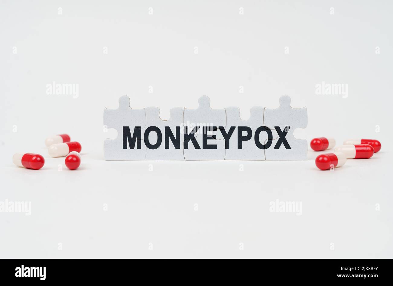 Medizinisches Konzept. Auf einer weißen Oberfläche befinden sich Tafeln und Puzzles mit der Aufschrift - monkeypox Stockfoto