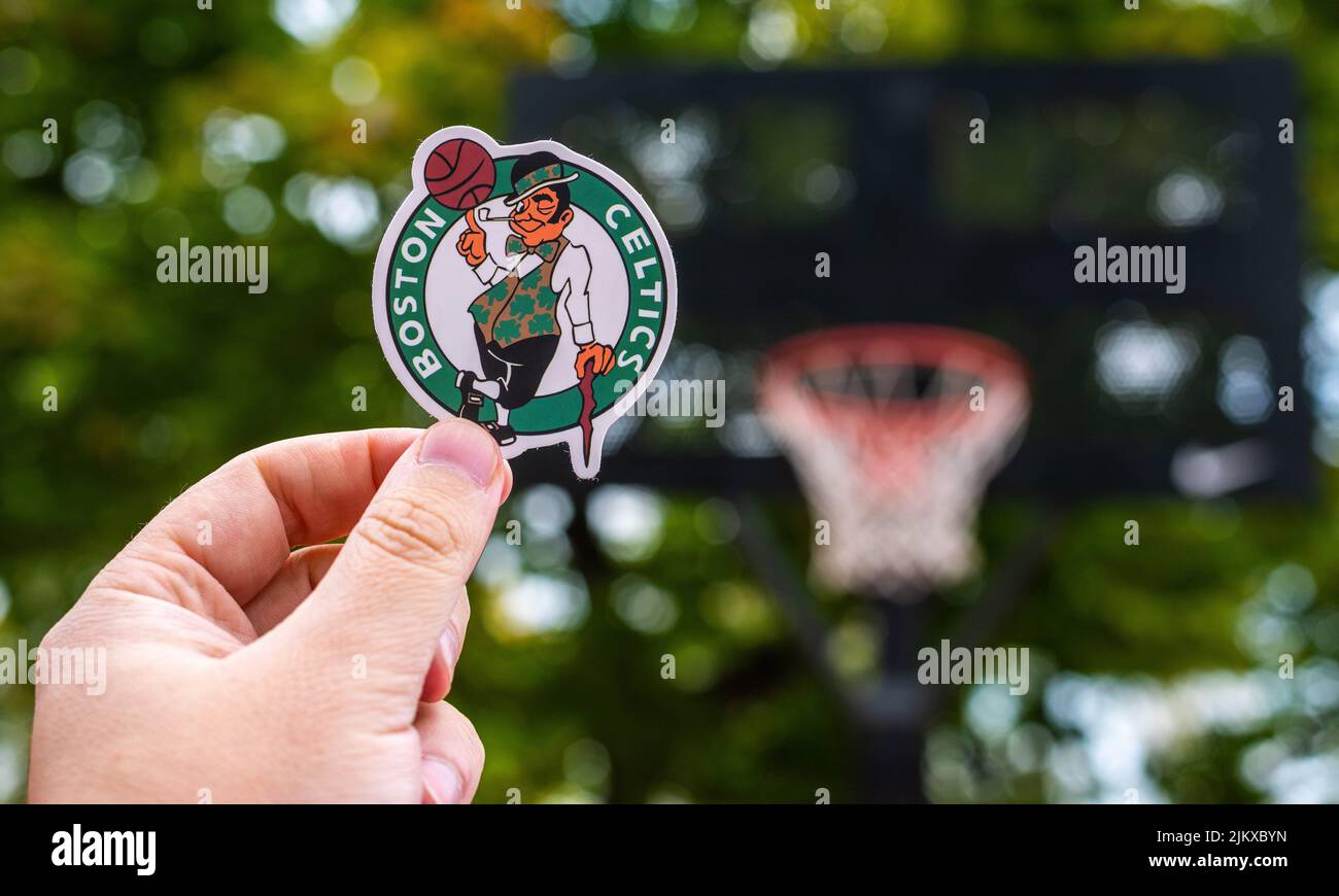 15. September 2021, Boston, USA, Ein Mann hält das Logo des Boston Celtics Basketballclubs in der Hand auf dem Sportplatz. Stockfoto