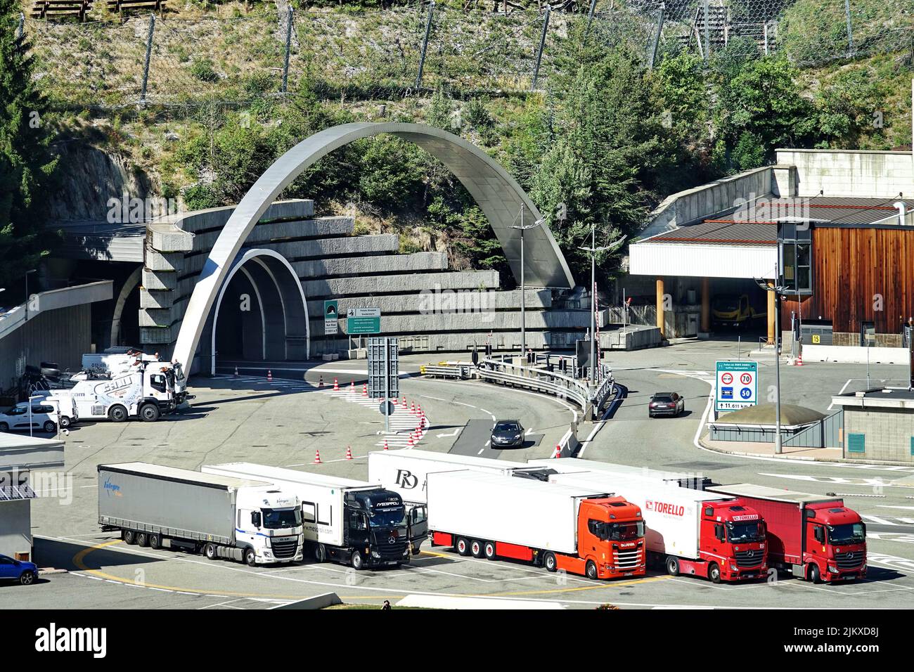 Lange Schlange von Fahrzeugen am Eingang zum Mont-Blanc-Tunnel. Courmayeur, Italien - August 2022 Stockfoto