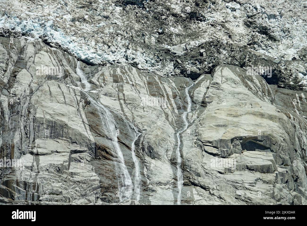 Klimawandel. Blick auf den schmelzenden Brenva-Gletscher, der große Wasserfälle erzeugt. Courmayeur, Italien Stockfoto