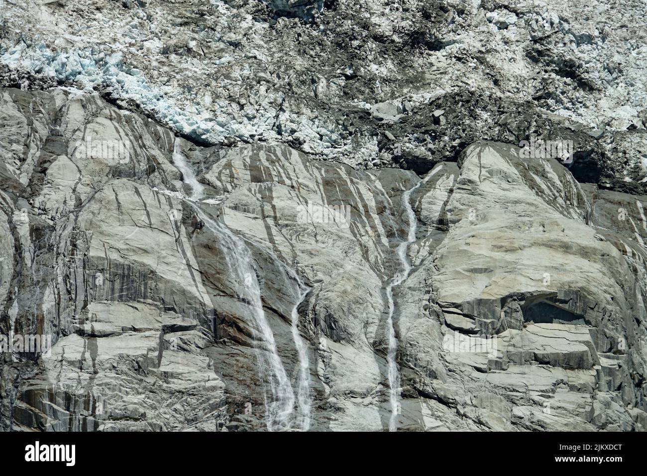Klimawandel. Blick auf den schmelzenden Brenva-Gletscher, der große Wasserfälle erzeugt. Courmayeur, Italien Stockfoto