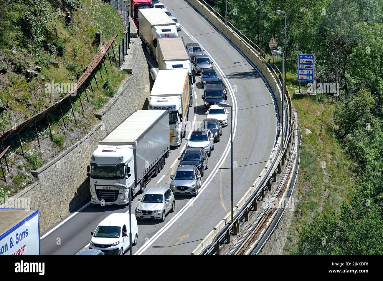 Lange Schlange von Fahrzeugen am Eingang zum Mont-Blanc-Tunnel. Courmayeur, Italien - August 2022 Stockfoto