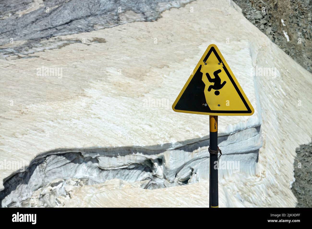 Warnschild in den Bergen, fällt vom Gletscher Stockfoto