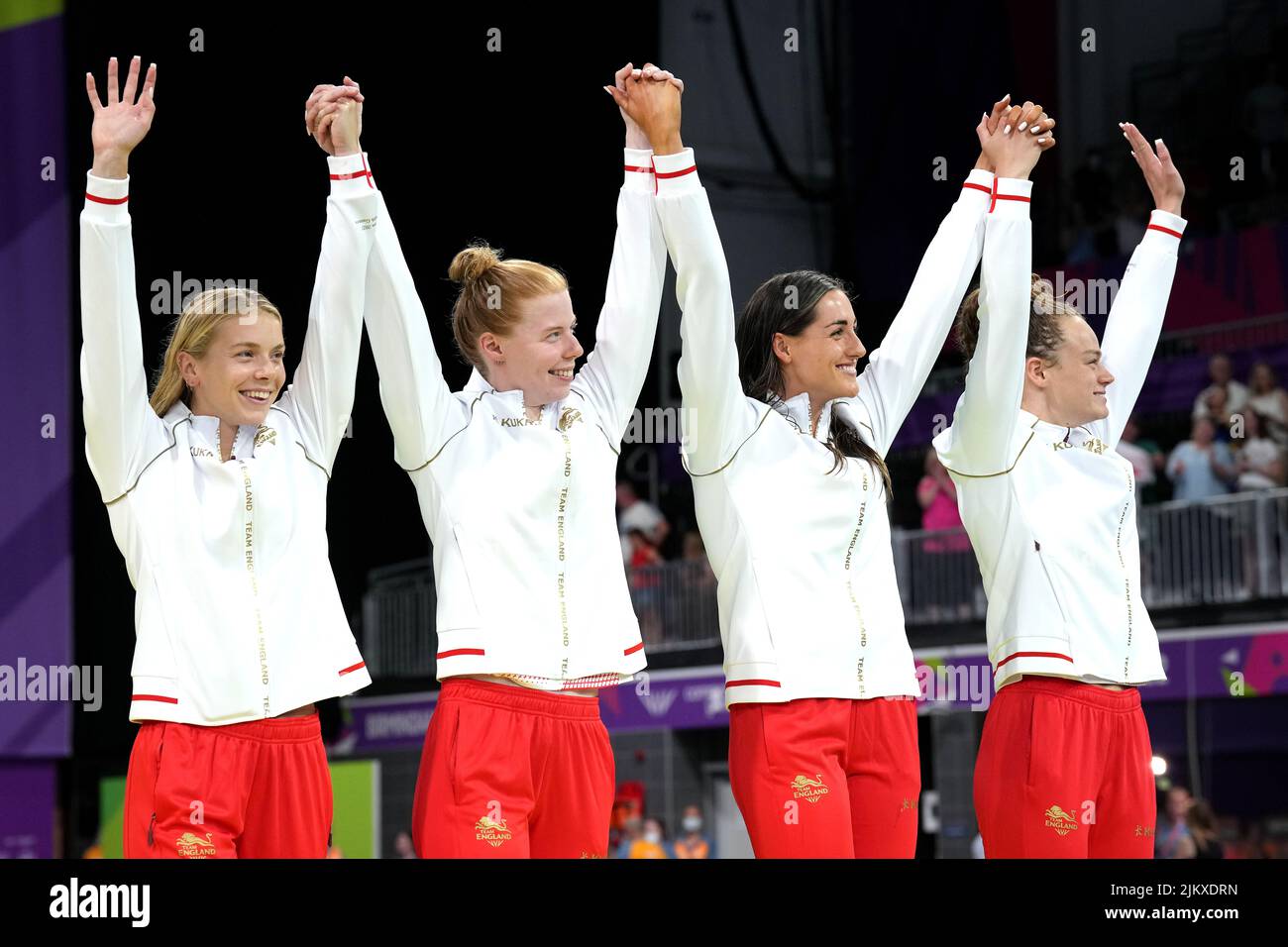 Die Engländerin Anna Hopkin, Laura Stephens, Molly Renshaw und Lauren Cox feiern am sechsten Tag der Commonwealth Games 2022 in Birmingham den Bronzemieg beim Medley-Staffellauf-Finale der Frauen im Format 4 x 100m im Sandwell Aquatics Center. Bilddatum: Mittwoch, 3. August 2022. Stockfoto