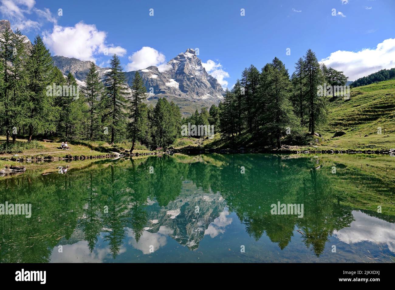 Sommeralpenlandschaft mit dem Matterhorn (Cervino) am Blauen See (Lago Blu) bei Breuil-Cervinia. Aostatal, Italien - August 2022 Stockfoto