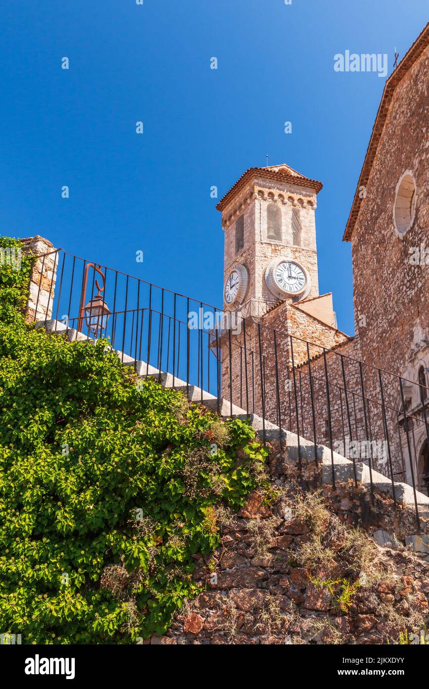 Glockenturm der Kirche unserer Lieben Frau der Hoffnung in Cannes, Frankreich. Vertikales Foto, das an einem sonnigen Tag aufgenommen wurde Stockfoto