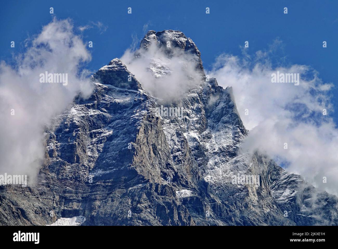 Matterhorn Peak bedeckt von der italienischen Seite an einem sonnigen Tag im Sommer gesehen. Breuil-Cervinia, Italien. Stockfoto