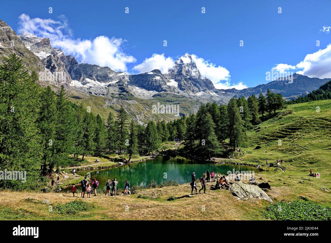 Sommeralpenlandschaft mit dem Matterhorn (Cervino) am Blauen See (Lago Blu) bei Breuil-Cervinia. Aostatal, Italien - August 2022 Stockfoto