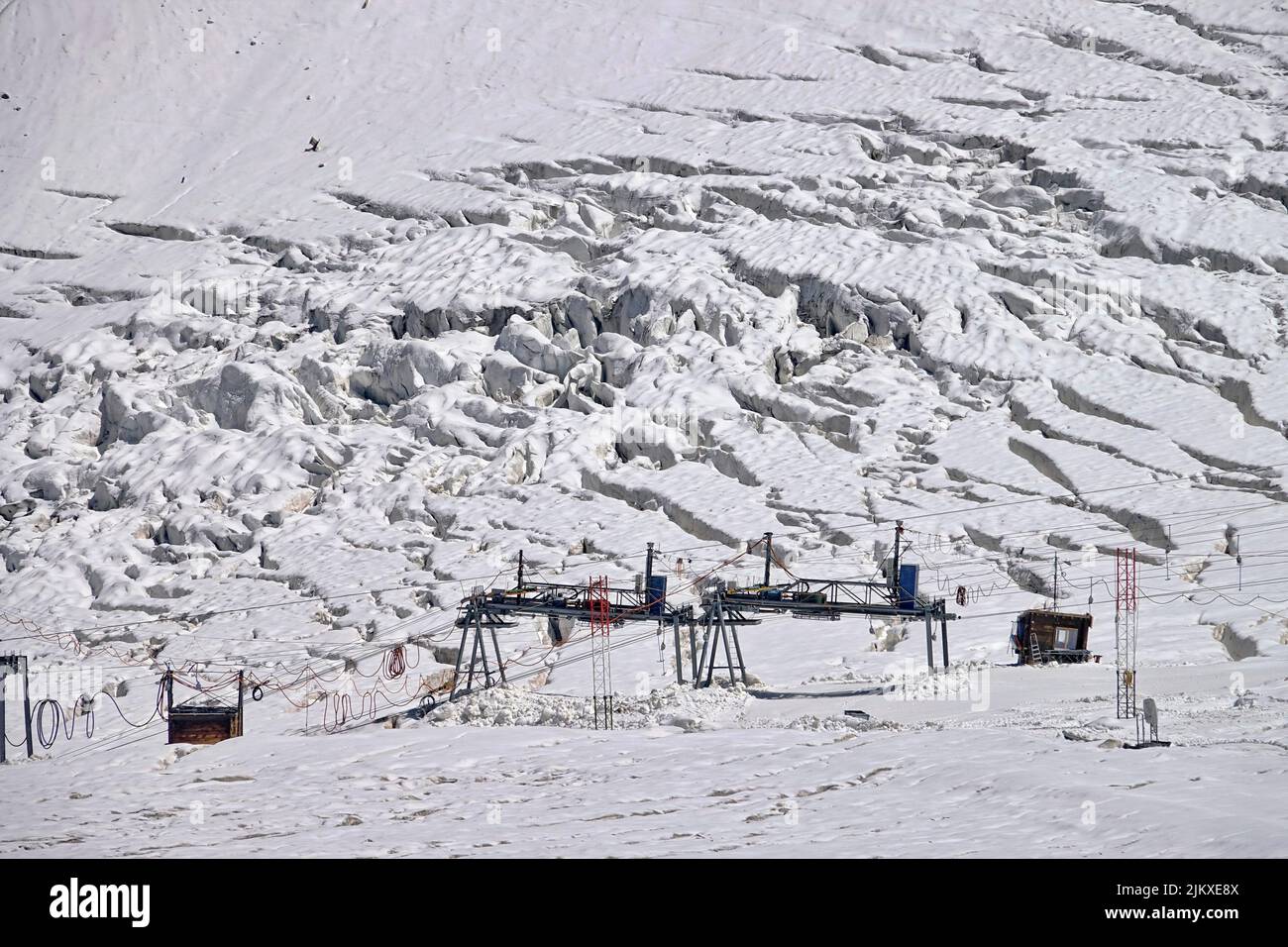 Hochplateau Rosà Gletscher, die Auswirkungen des Klimawandels sind offensichtlich. Aufgrund von wenig Schnee und hohen Temperaturen in der Höhe stoppen Sommer Skifahren. Breuil-Cer Stockfoto