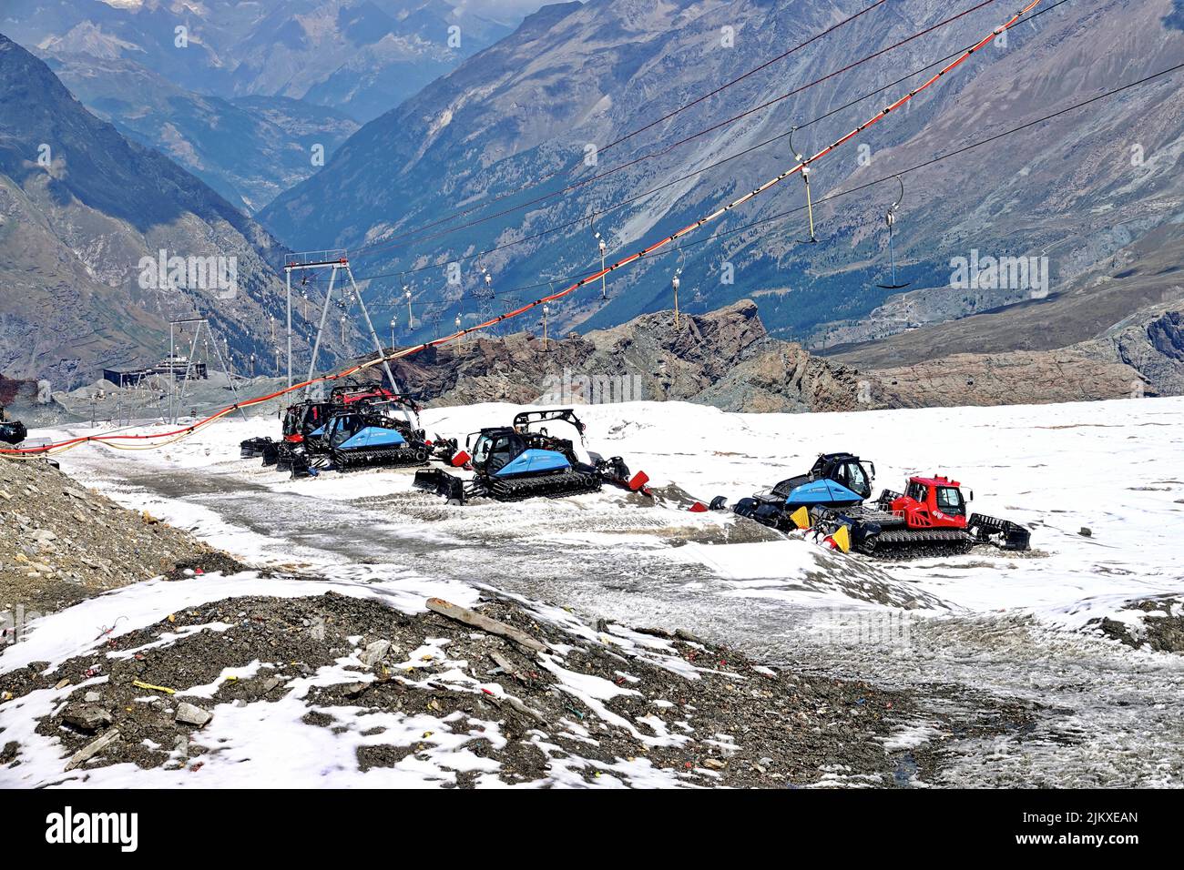 Hochplateau Rosà Gletscher, die Auswirkungen des Klimawandels sind offensichtlich. Aufgrund von wenig Schnee und hohen Temperaturen in der Höhe stoppen Sommer Skifahren. Breuil-Cer Stockfoto