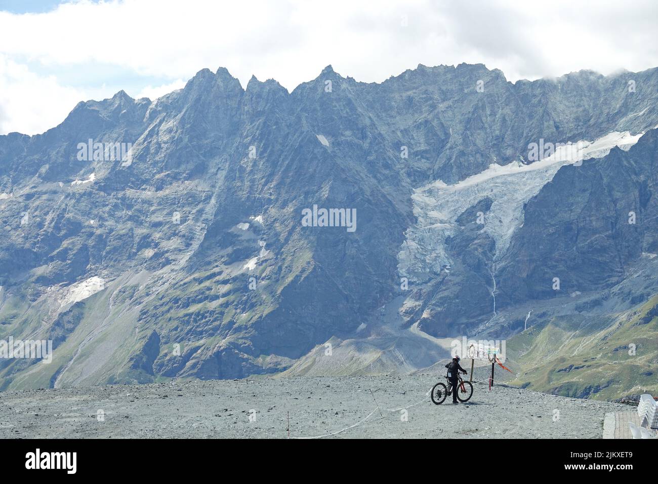 Der Bikepark Matterhorn Valley ist der höchste Europas und bietet Pisten aller Schwierigkeitsgrade. Breuil-Cervinia, Italien - August 2022 Stockfoto