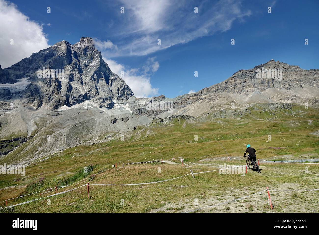 Der Bikepark Matterhorn Valley ist der höchste Europas und bietet Pisten aller Schwierigkeitsgrade. Breuil-Cervinia, Italien - August 2022 Stockfoto