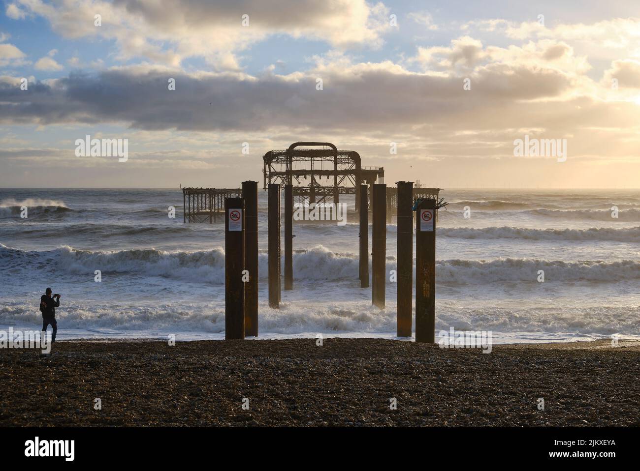 Ein Blick auf Brighton am Meer mit großen Wellen und einem Pier unter dem wolkigen Himmel, Großbritannien Stockfoto