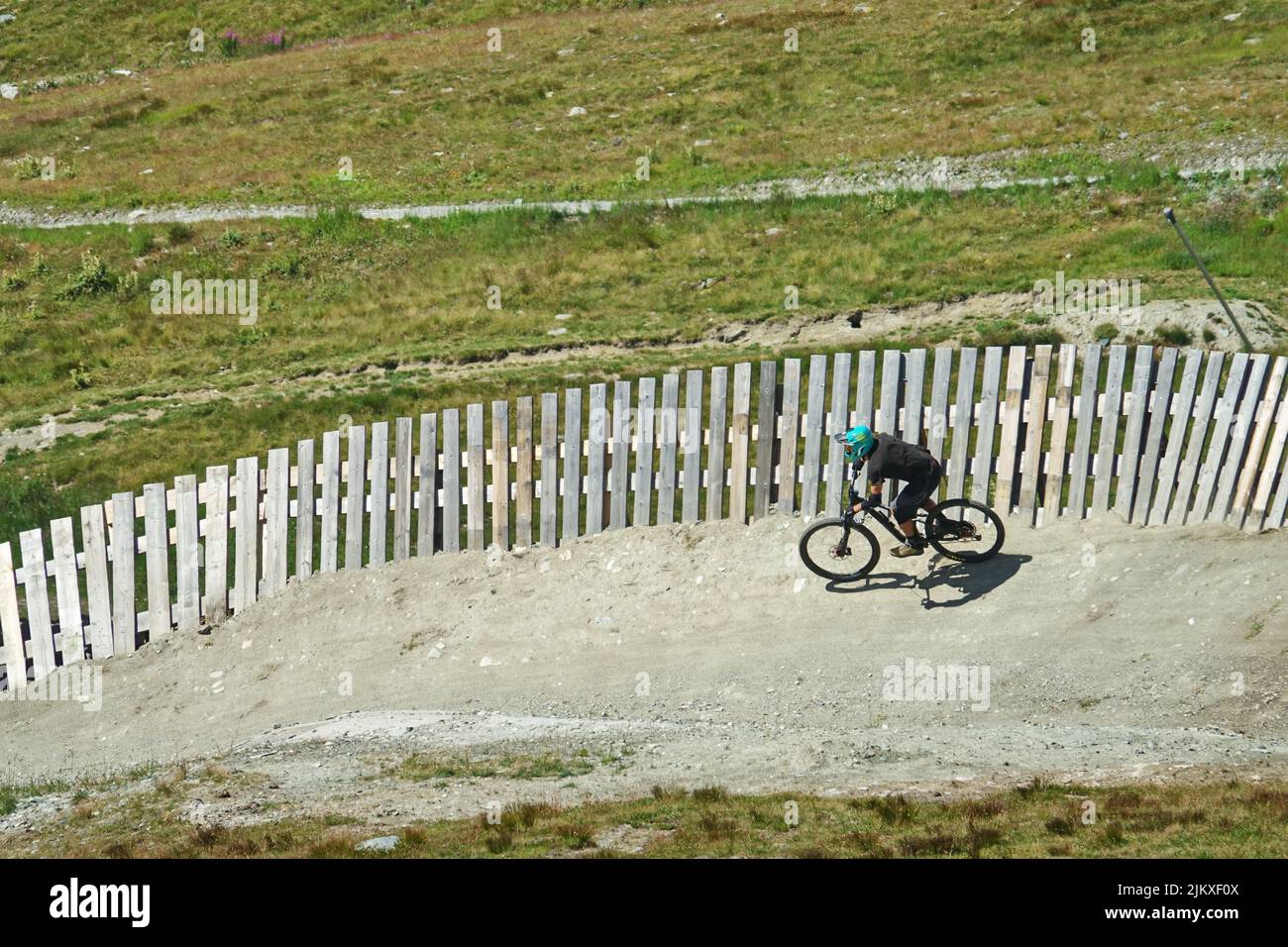 Der Bikepark Matterhorn Valley ist der höchste Europas und bietet Pisten aller Schwierigkeitsgrade. Breuil-Cervinia, Italien - August 2022 Stockfoto