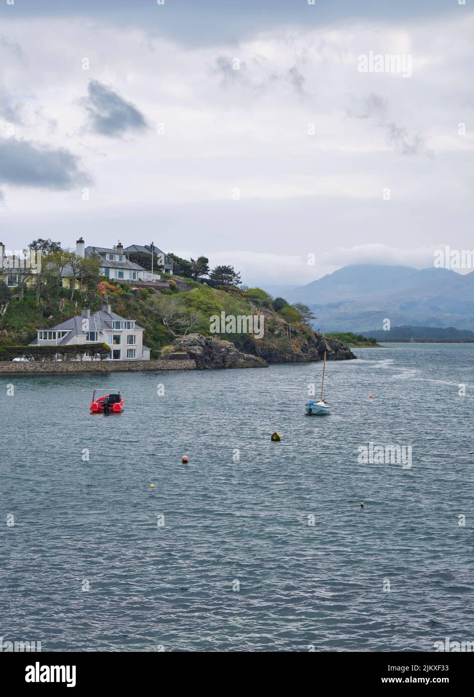 Eine vertikale Aufnahme der Küste von Snowdonia, Porthmadog, Großbritannien, mit mehreren Schwimmbooten Stockfoto