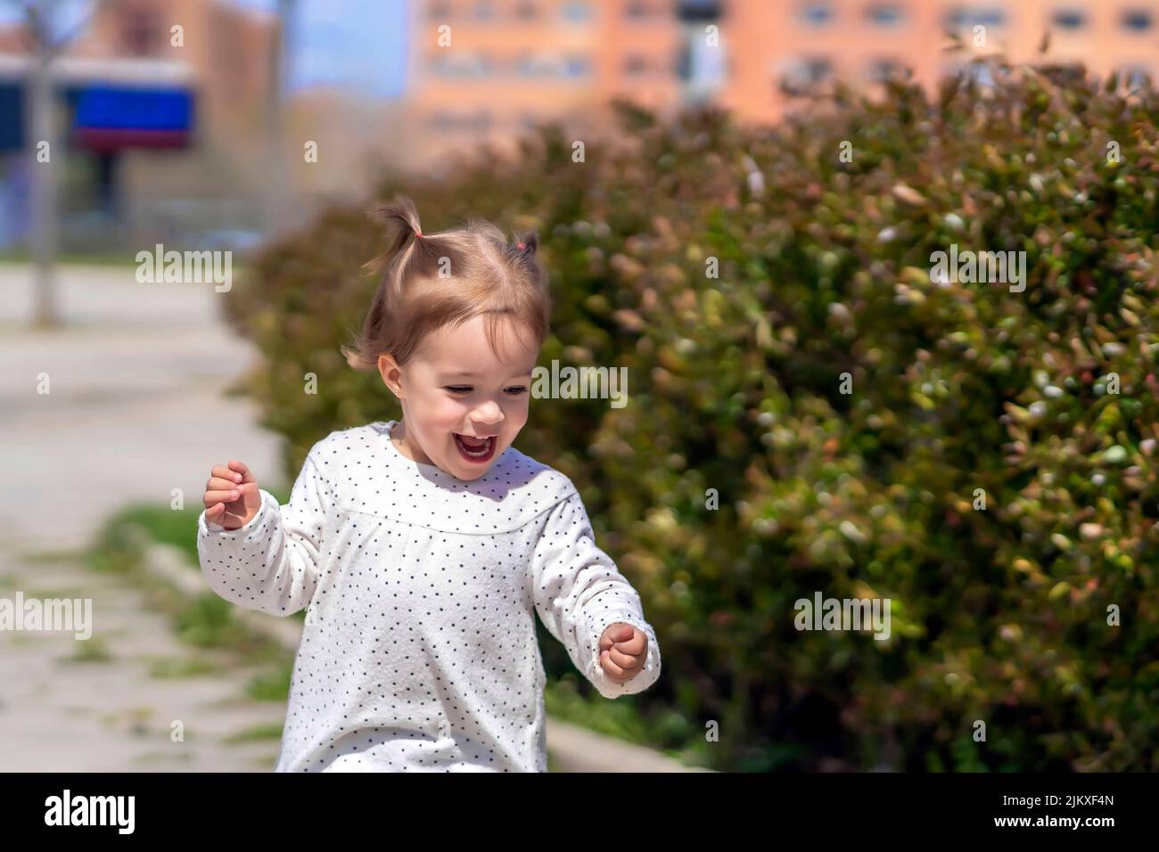 Glückliches Mädchen, das im Park läuft Stockfoto