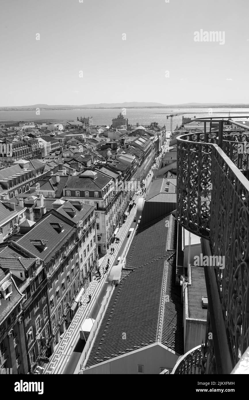 Eine wunderschöne Graustufenaufnahme eines Stadtbildes von Lissabon Stockfoto