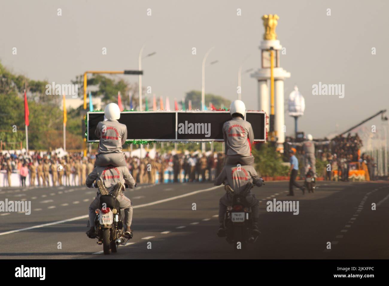 Chennai, Tamilnadu / Indien - Januar 01 2020 : Indische Militär- oder Armeemänner zeigen ihre Fahrkünste bei der Motorradrally auf Fahrrädern, Indiens repub Stockfoto