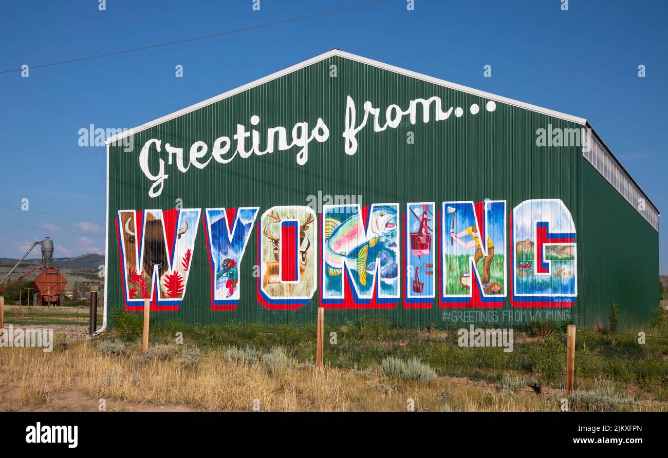 Lager, Wyoming - Eine Scheune, die als Grußkarte aus Wyoming gemalt wurde. Stockfoto