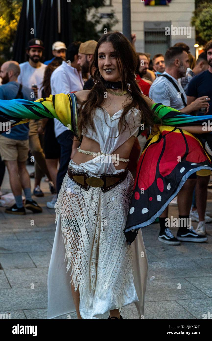 Madrid, Spanien. 2. Juli 2021. Eine Gruppe von Menschen mit bunten Fahnen versammeln sich auf dem Pedro Zerolo Platz in Madrid, um den LGTBI Pride 2021 zu feiern. Stockfoto