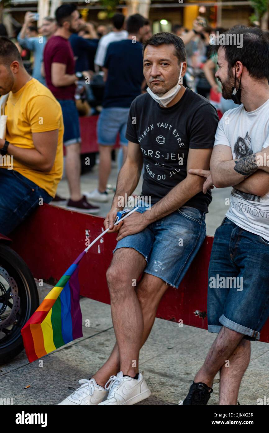 Madrid, Spanien. 2. Juli 2021. Eine Gruppe von Menschen mit bunten Fahnen versammeln sich auf dem Pedro Zerolo Platz in Madrid, um den LGTBI Pride 2021 zu feiern. Stockfoto