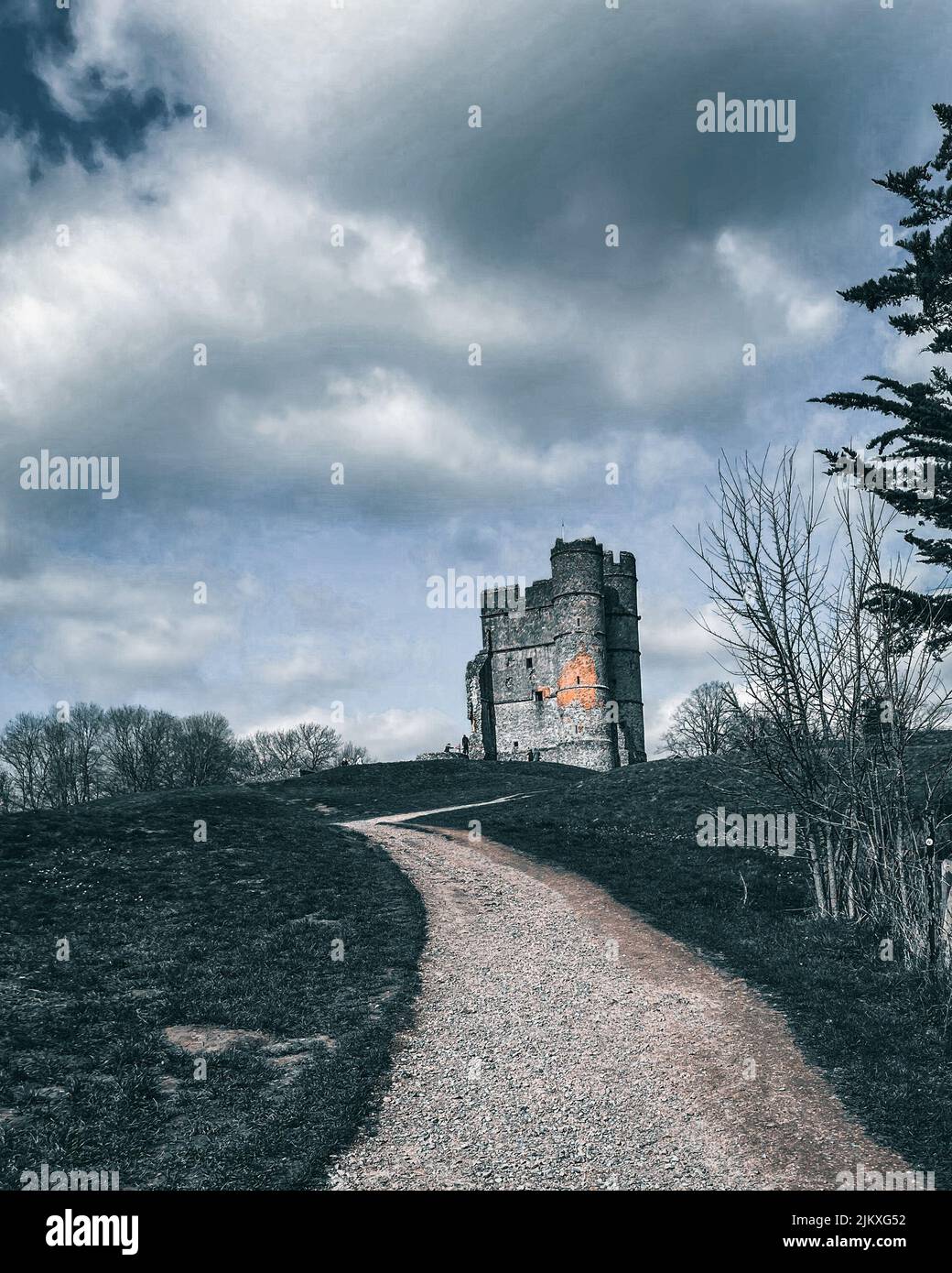 Eine vertikale Aufnahme eines Pfades, der unter einem bewölkten Himmel zum Glastonbury Tor führt, Großbritannien Stockfoto
