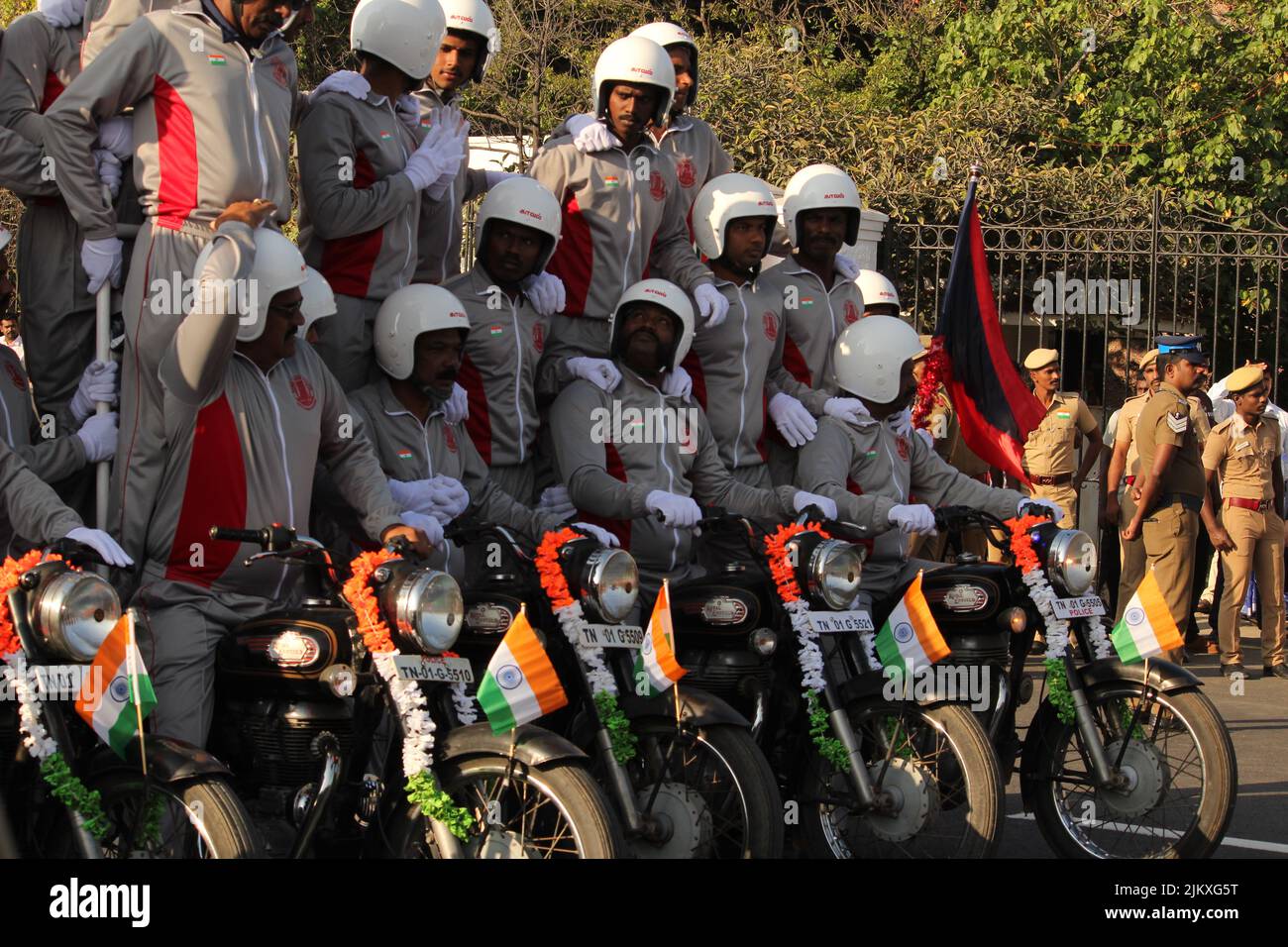 Chennai, Tamilnadu / Indien - Januar 01 2020 : Indische Militär- oder Armeemänner zeigen ihre Fahrkünste bei der Motorradrally auf Fahrrädern, Indiens repub Stockfoto
