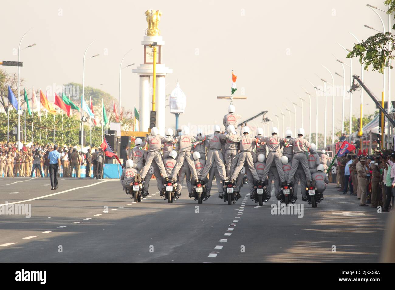 Chennai, Tamilnadu / Indien - Januar 01 2020 : Indische Militär- oder Armeemänner zeigen ihre Fahrkünste bei der Motorradrally auf Fahrrädern, Indiens repub Stockfoto