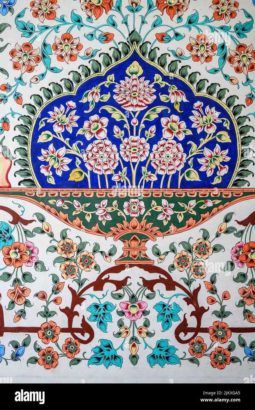 Die Verwendung von absicherenden Ästen, Blättern von Bäumen und dem herrlichen Reichtum an blauer Farbe in der Kashi-Arbeit zeugt von persischem Einfluss. Stockfoto