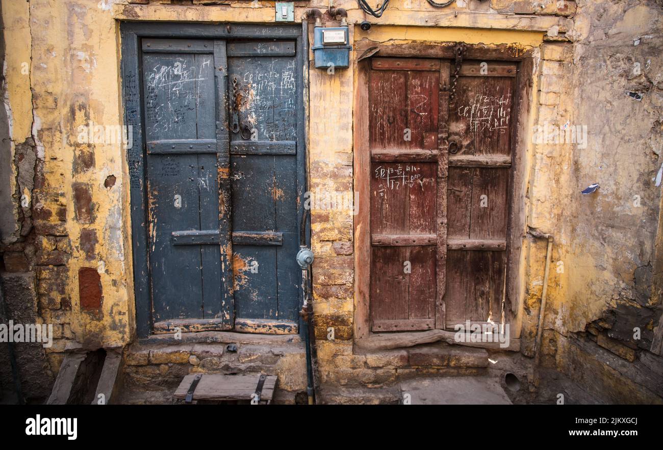 Schroffe Türen und schälte Wandfarbe eines Hauses in Multan City Stockfoto
