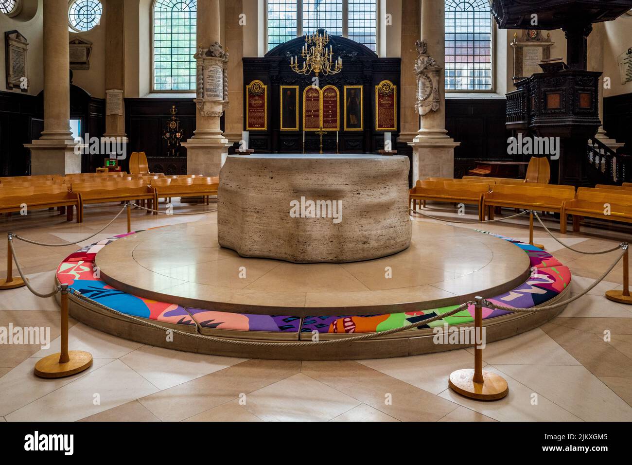 Henry Moore Altar in der St. Stephen Walbrook Church London. Kreisförmiger Altar, der 1972 aus Travertin-Marmor geschnitzt und 1978 in Auftrag gegeben wurde. Stockfoto