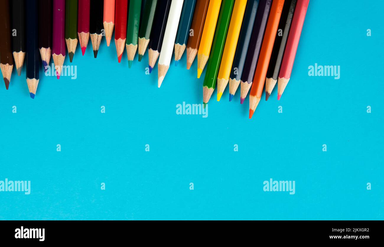 Ein Haufen Farbstift auf blauem Hintergrund. Selektiver Fokus auf die Bleistiftfarbe Stockfoto