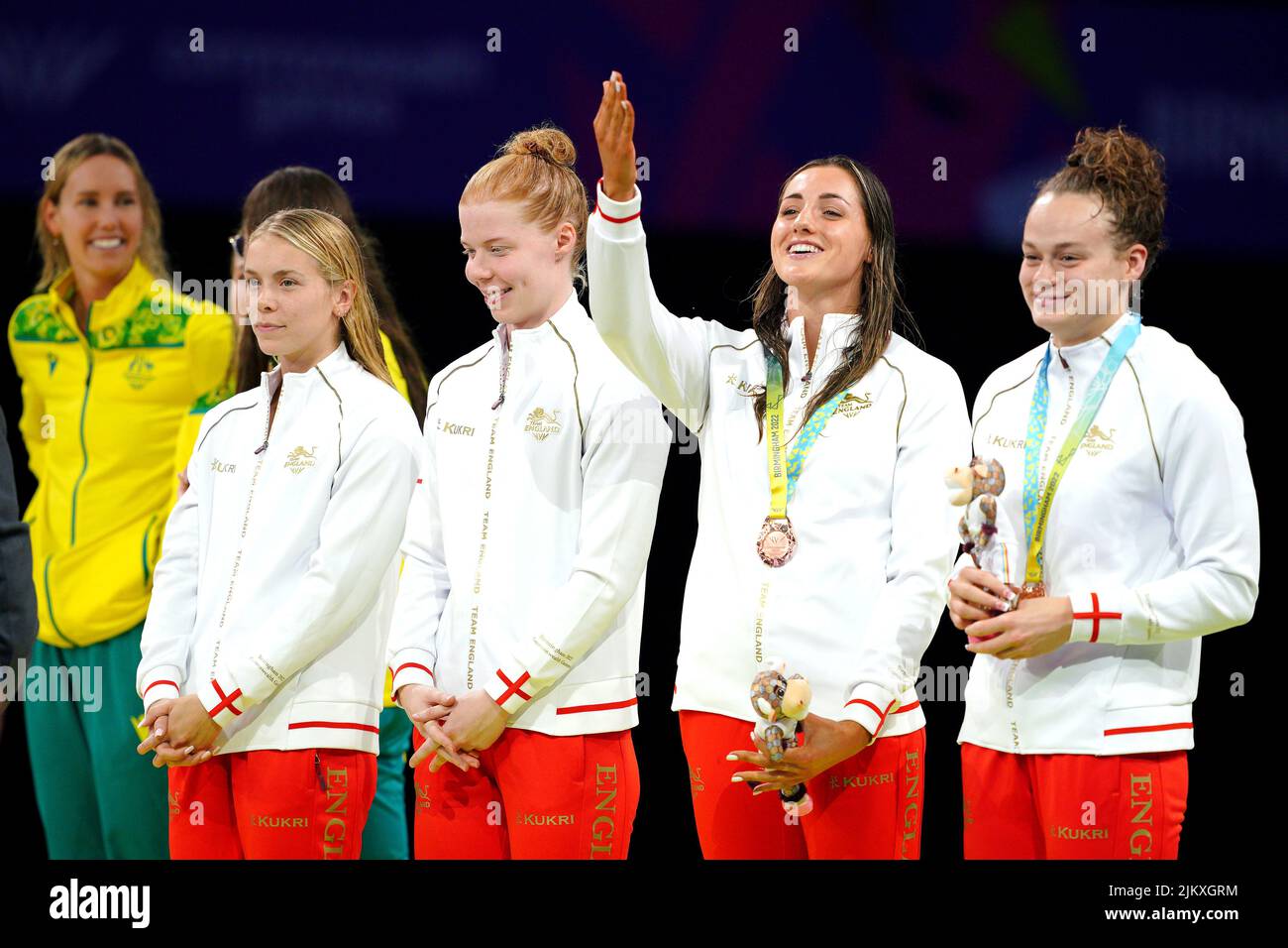 Die Engländerin Anna Hopkin, Laura Stephens, Molly Renshaw und Lauren Cox feiern am sechsten Tag der Commonwealth Games 2022 in Birmingham den Bronzemieg beim Medley-Staffellauf-Finale der Frauen im Format 4 x 100m im Sandwell Aquatics Center. Bilddatum: Mittwoch, 3. August 2022. Stockfoto