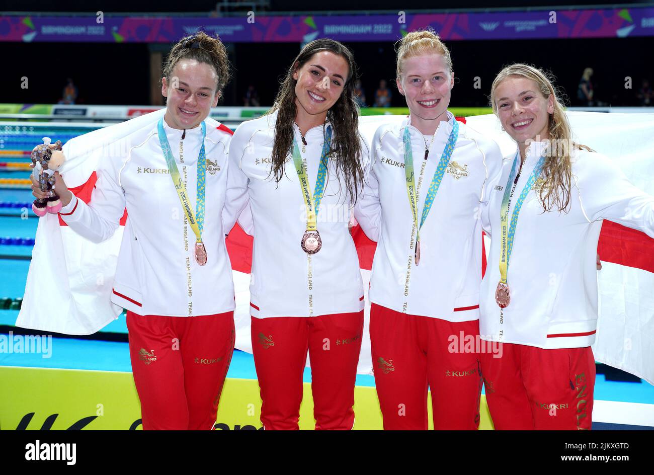 Die Engländerinnen Lauren Cox, Molly Renshaw, Laura Stephens und Anna Hopkin feiern mit ihren Bronzemedaillen beim Medley-Staffellauf der Größe 4 x 100m der Frauen im Sandwell Aquatics Center am sechsten Tag der Commonwealth Games 2022 in Birmingham. Bilddatum: Mittwoch, 3. August 2022. Stockfoto