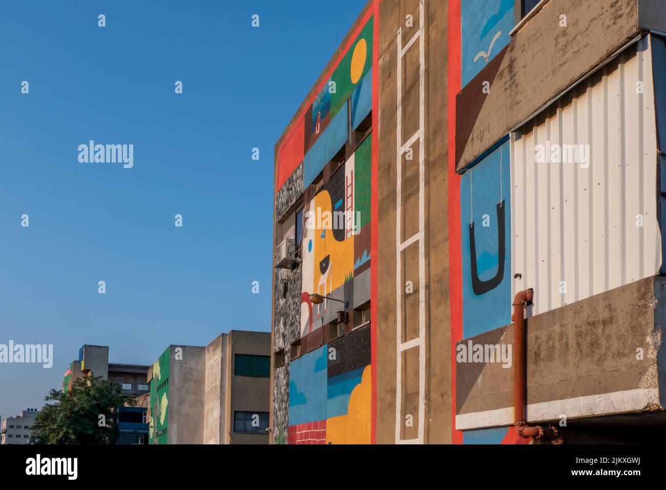 Wandmalerei des amerikanischen Straßenkünstlers Mick Burson schmückt ein Gebäude im Industriegebiet Talpiot in West Jerusalem Israel Stockfoto