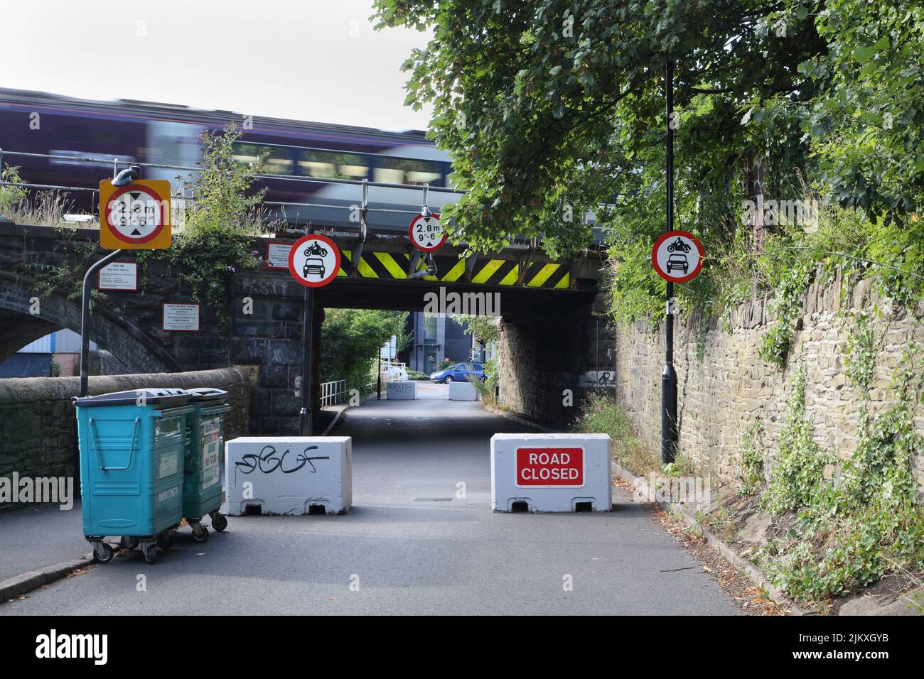 Zug über niedrige Eisenbahnbrücke, Little london Road, Sheffield England, Straße für den Verkehr von Kraftfahrzeugen gesperrt. Nur für Fußgänger und Radfahrer Stockfoto