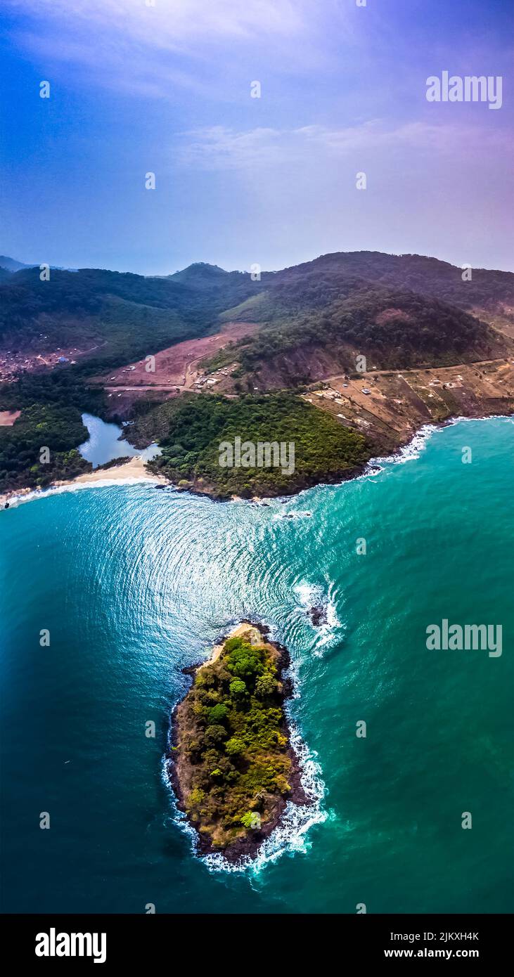 Panoramablick auf eine kleine Insel Stockfoto