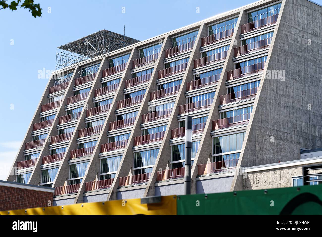 Köln, Deutschland 03. August 2022: Das kölner Opernhaus aus dem Jahr 50s seit 2012 in Renovierung Staatswiedereröffnung nicht vor 2024 Stockfoto