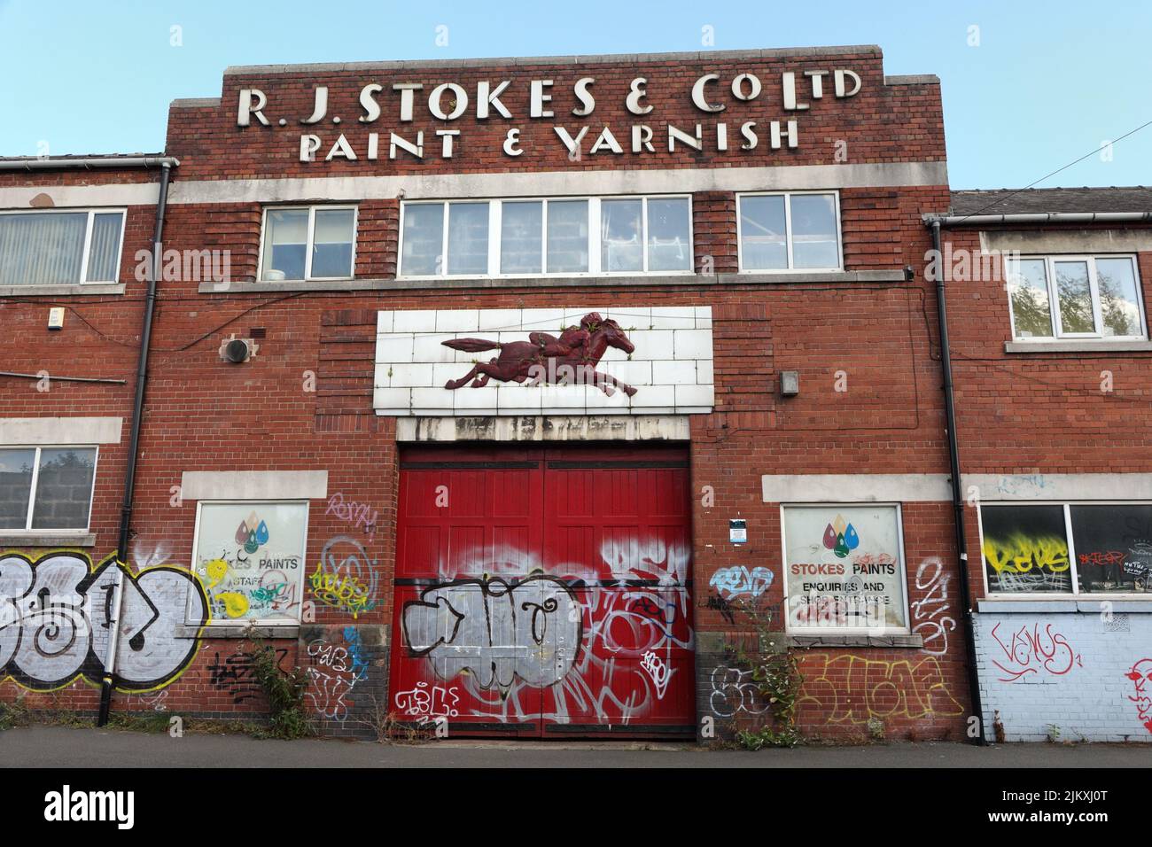 Fassade von R J Stokes CO ltd., Lackhersteller an der Little london Road, Sheffield, England. Geschlossenes Fabrikgebäude Stockfoto