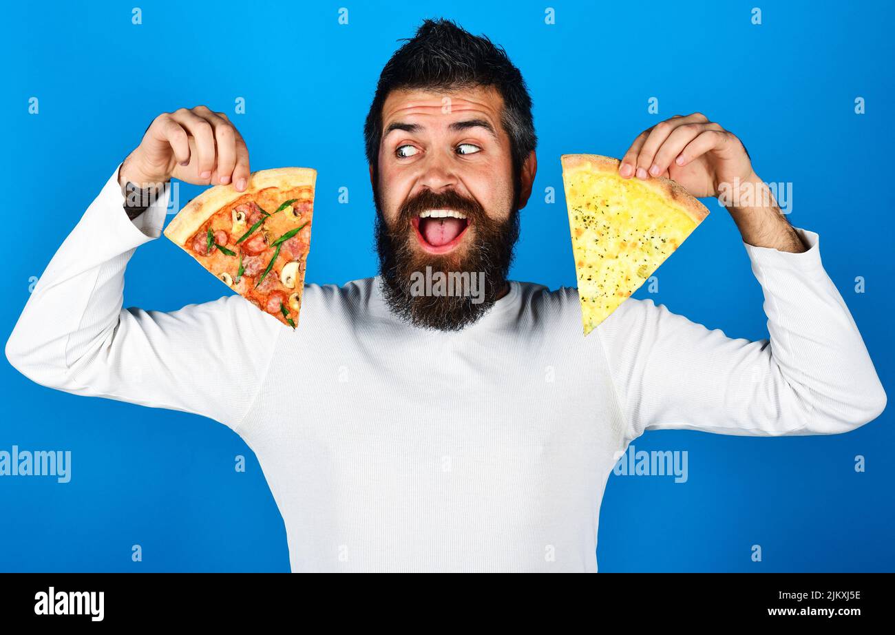 Schöner bärtiger Mann mit einer Scheibe Pizza. Hungriger Kerl mit köstlicher italienischer Pizza. Stockfoto