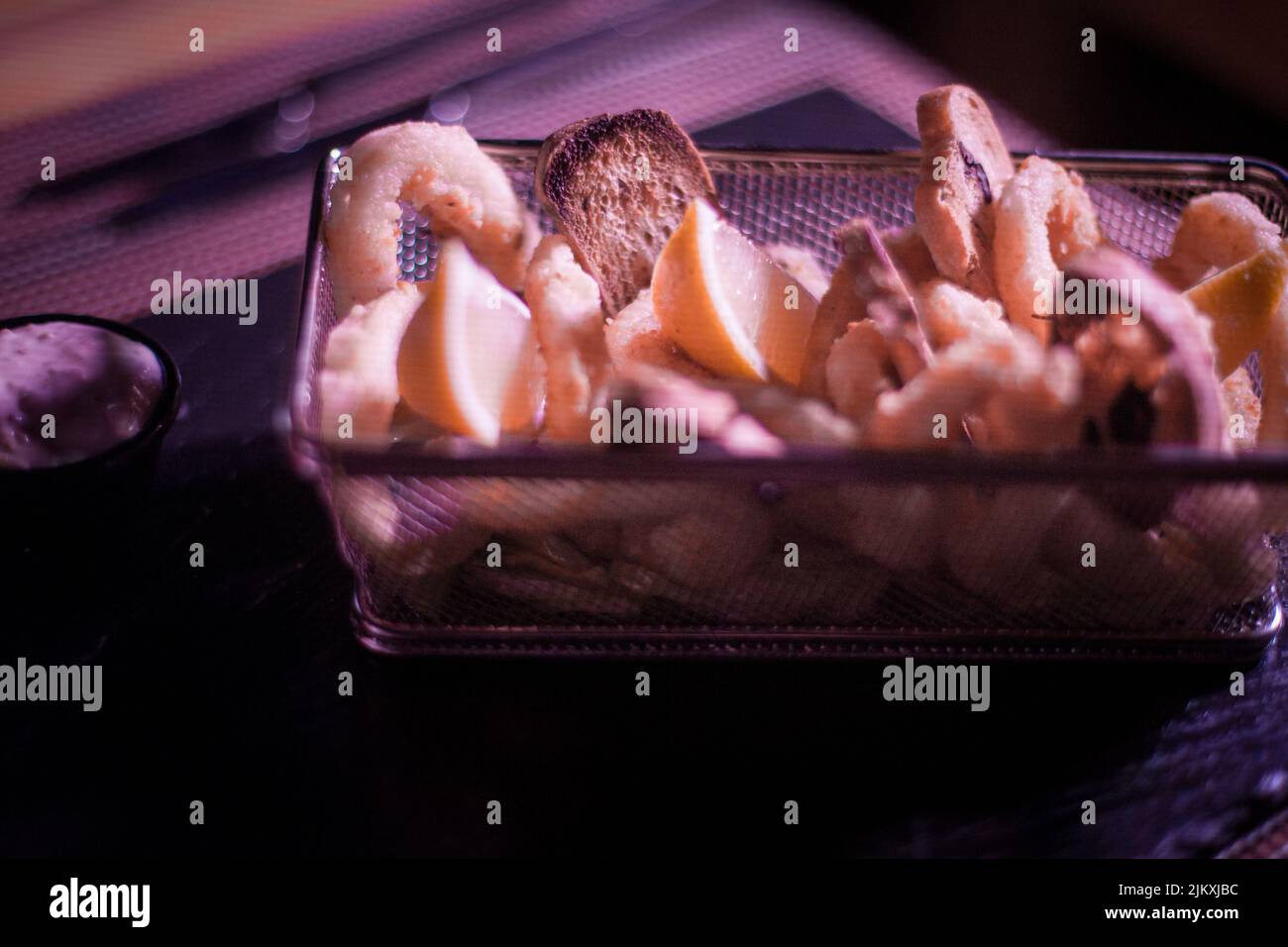 Kleine Portion Zwiebelringe Stockfoto