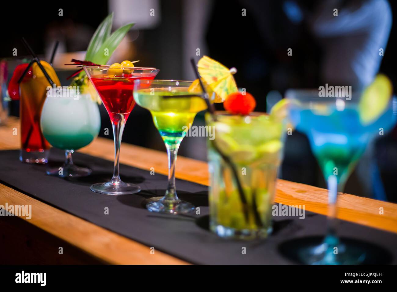 Reihe verschiedener martini-Gläser auf der Theke in einer Bar Stockfoto