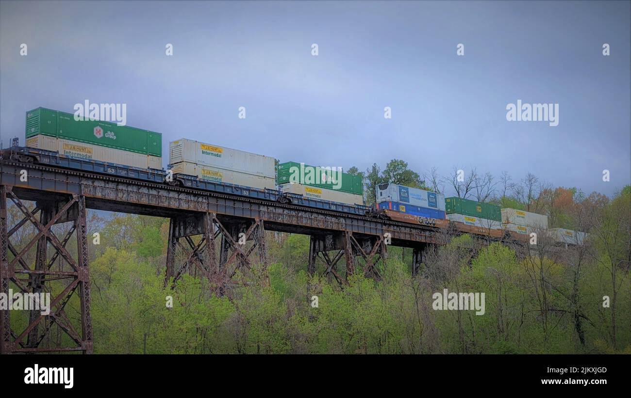 Der Zug fährt über Trestle in Altavista VA im English Park Stockfoto